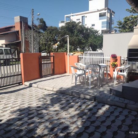 Apartamento Estilo Chale - Enxaimel Бомбиньяс Экстерьер фото
